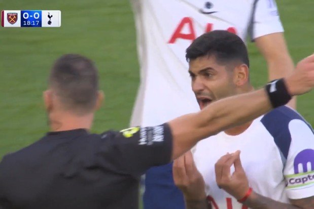 토트넘 주장 크리스티안 로메로가 14일(한국시간) 웨스트햄과 EPL 원정경기에서 자신의 헤더골이 알 수 없는 이유로 취소되자 강하게 항의하는 모습이 현지 중계화면에 잡혔다. 사진출처|더 선 홈페이지