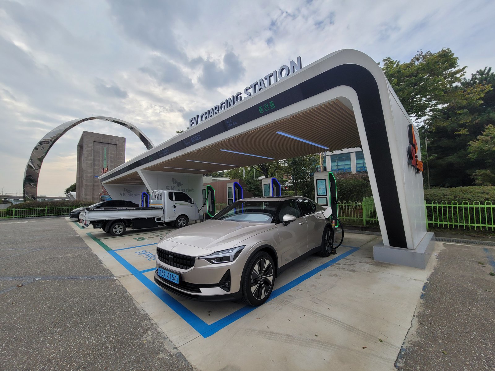 정부는 2026년부터 전기차 전환지원금 100만 원을 신설하고, 기존 보조금 300만 원과 합산해 최대 400만 원까지 지원한다. 사진은 전기차 충전 모습. 원성열 기자 sereno@donga.com