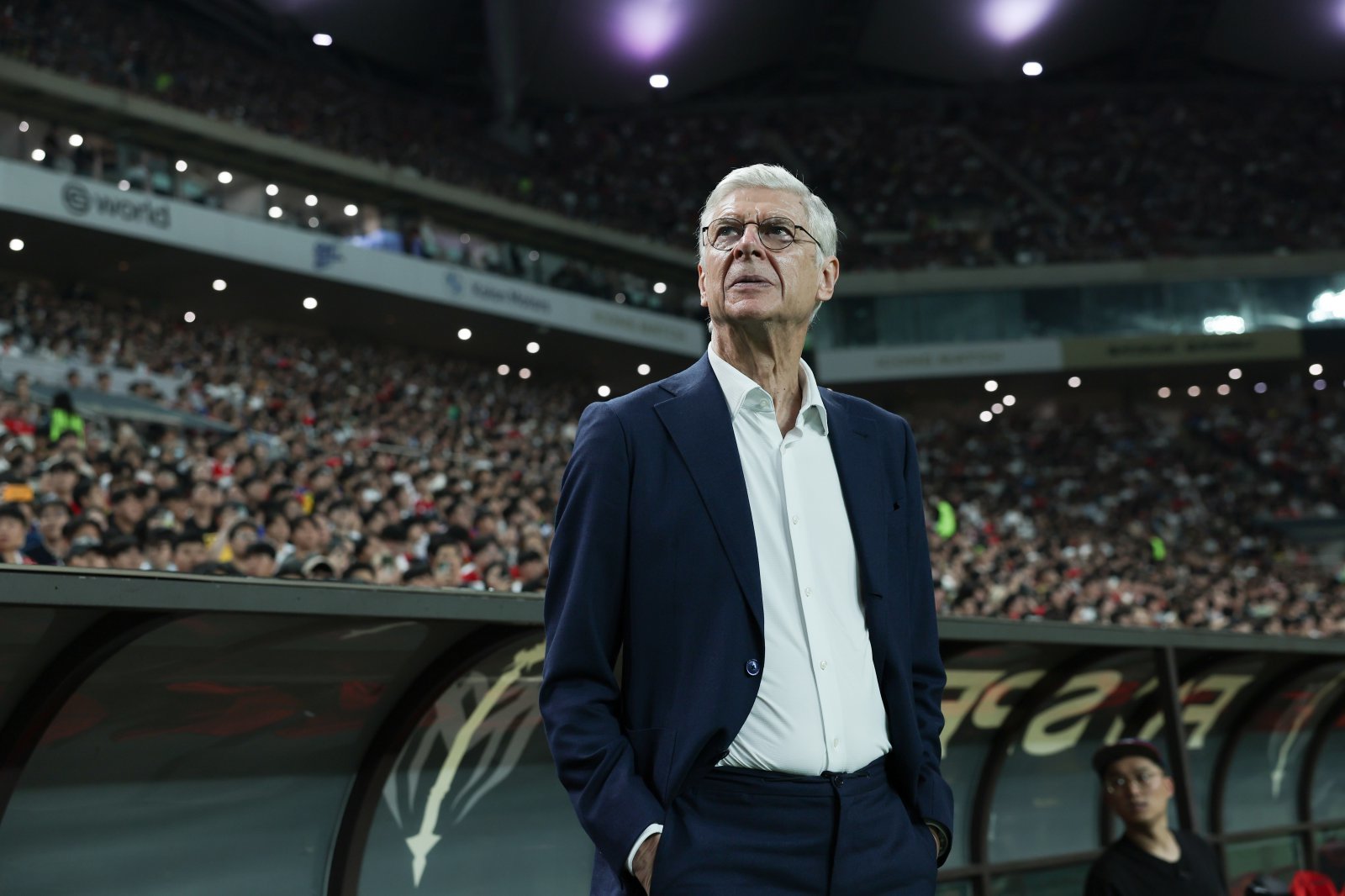 아센 웽거 감독이 14일 서울월드컵경기장에서 열린 ‘2025 아이콘 매치: 창의 귀환, 반격의 시작’에서 전광판을 바라보고 있다. 사진제공|넥슨