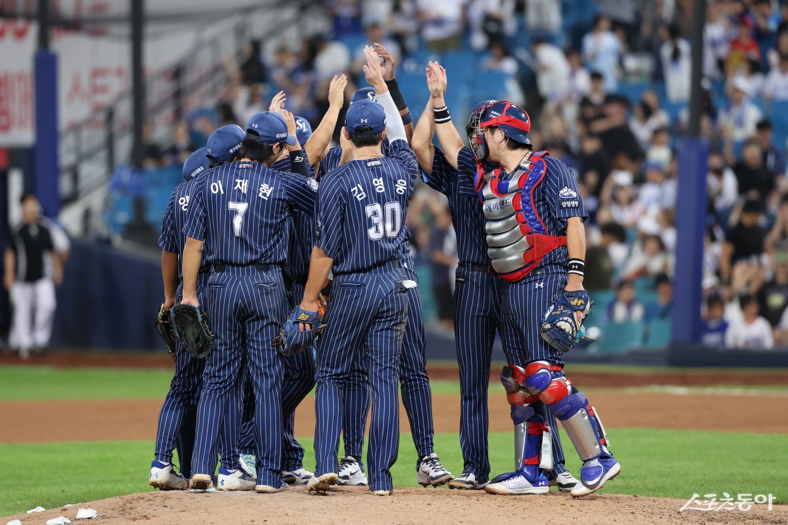 삼성 선수들이 14일 대구삼성라이온즈파크에서 열린 KT와 홈경기에서 6-2로 이긴 뒤, 마운드에 모여 승리 세리미니를 펼치고 있다. 사진제공｜삼성 라이온즈