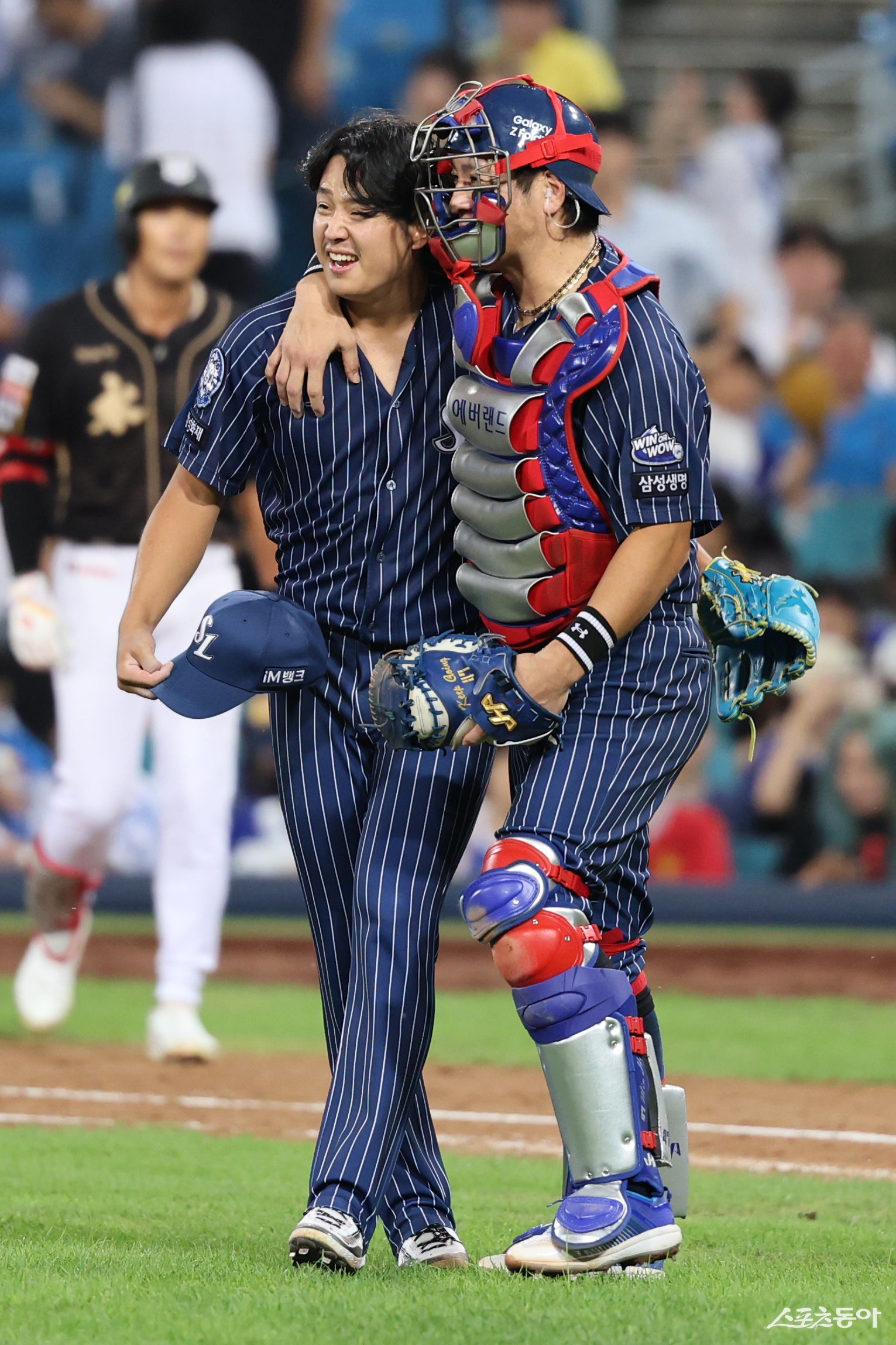 삼성 양창섭(왼쪽)이 14일 대구삼성라이온즈파크에서 열린 KT와 홈경기에서 6.2이닝 무피안타 1사구 5탈삼진 무실점 역투로 팀의 6-2 승리를 이끈 뒤, 배터리로 호흡을 맞춘 포수 강민호와 기쁨을 나누고 있다. 사진제공|삼성 라이온즈