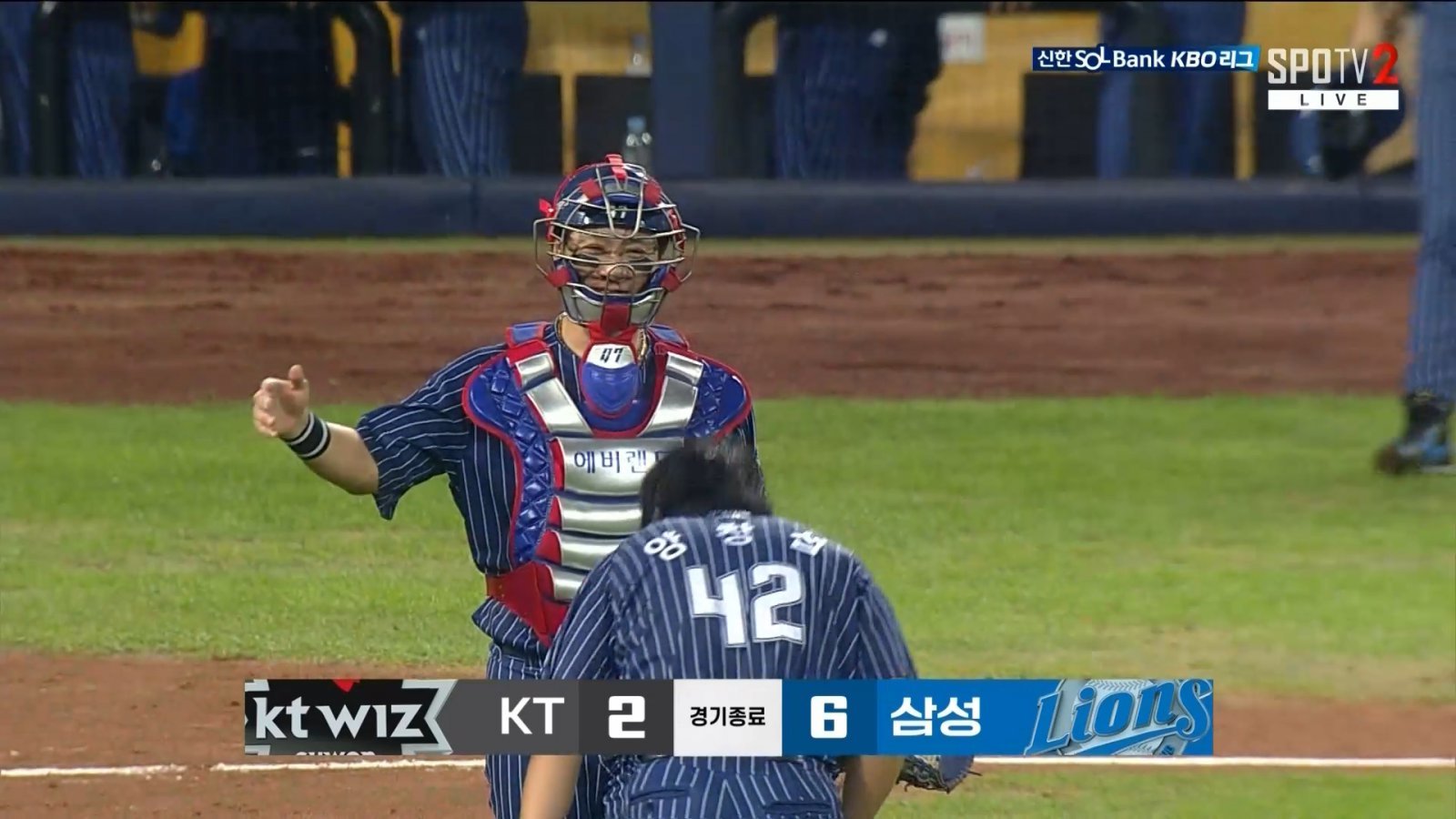 삼성 양창섭(42번)이 14일 대구삼성라이온즈파크에서 열린 KT와 홈경기에서 6.2이닝 무피안타 1사구 5탈삼진 무실점 역투로 팀의 6-2 승리를 이끈 뒤, 배터리로 호흡을 맞춘 포수 강민호에게 허리를 90도로 숙여 인사하고 있다. 사진출처|SPOTV·티빙 중계화면 캡처