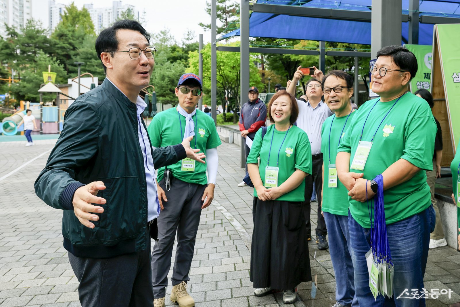정명근 화성특례시장이 삼봉삼담축제 운영진을 격려하고 있다. 사진제공|화성시