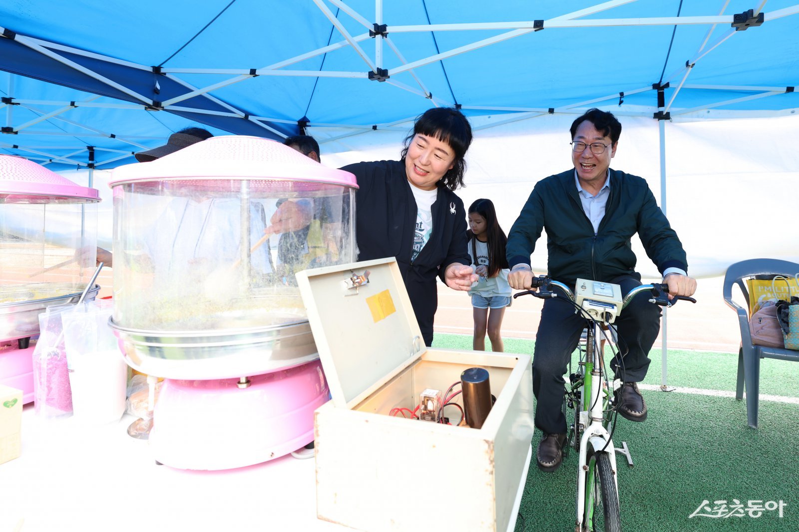 정명근 화성특례시장이 동틴4동 청계온축제의 에코부스를 체험하고 있다. 사진제공|화성시