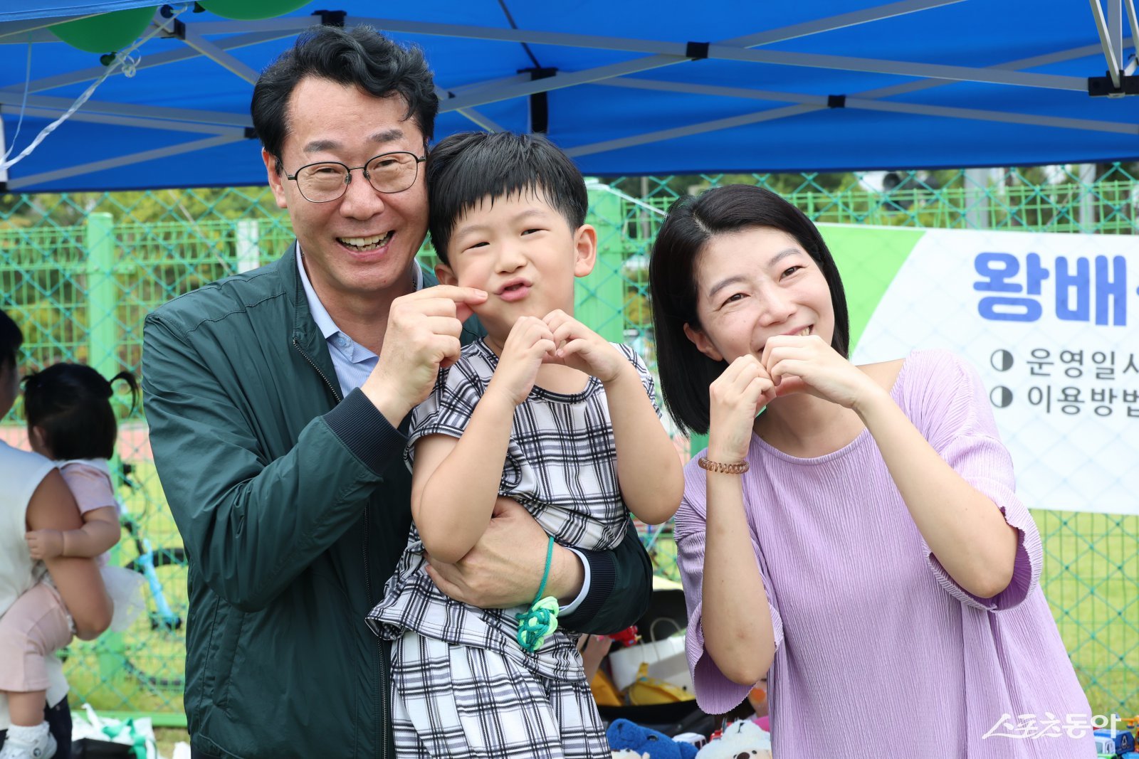 정명근 화성특례시장이 동탄9동 신리 다올 축제에서 주민들과 기념 촬영을 하고 있다. 사진제공|화성시