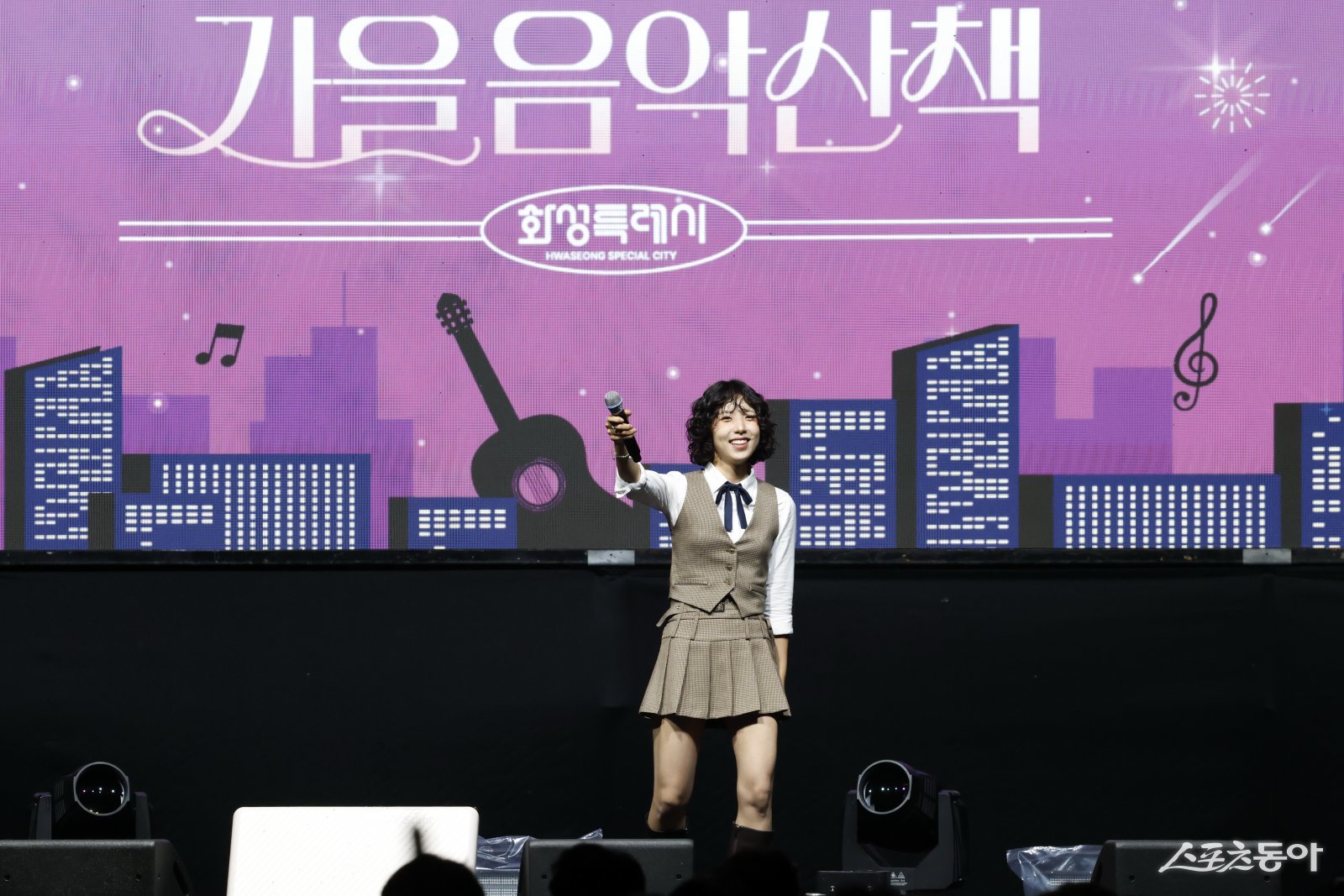 화성특례시(시장 정명근)는 지난 13일 향남 도원체육공원에서 열린 남부권 권역별 콘서트 가을 음악 산책이 시민들의 뜨거운 호응 속에 성황리에 막을 내렸다(가수 정예원이 열창하고 있다). 사진제공|화성시