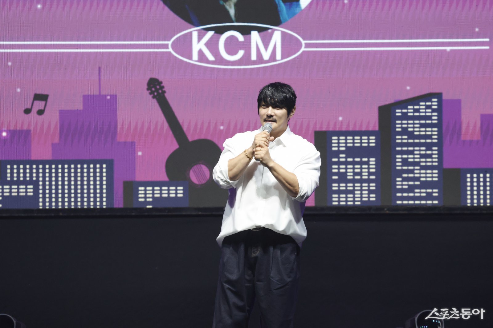 화성특례시(시장 정명근)는 지난 13일 향남 도원체육공원에서 열린 남부권 권역별 콘서트 가을 음악 산책이 시민들의 뜨거운 호응 속에 성황리에 막을 내렸다(가수 KCM이 노래 시작 전 관람객들과 소통을 하고 있다). 사진제공|화성시