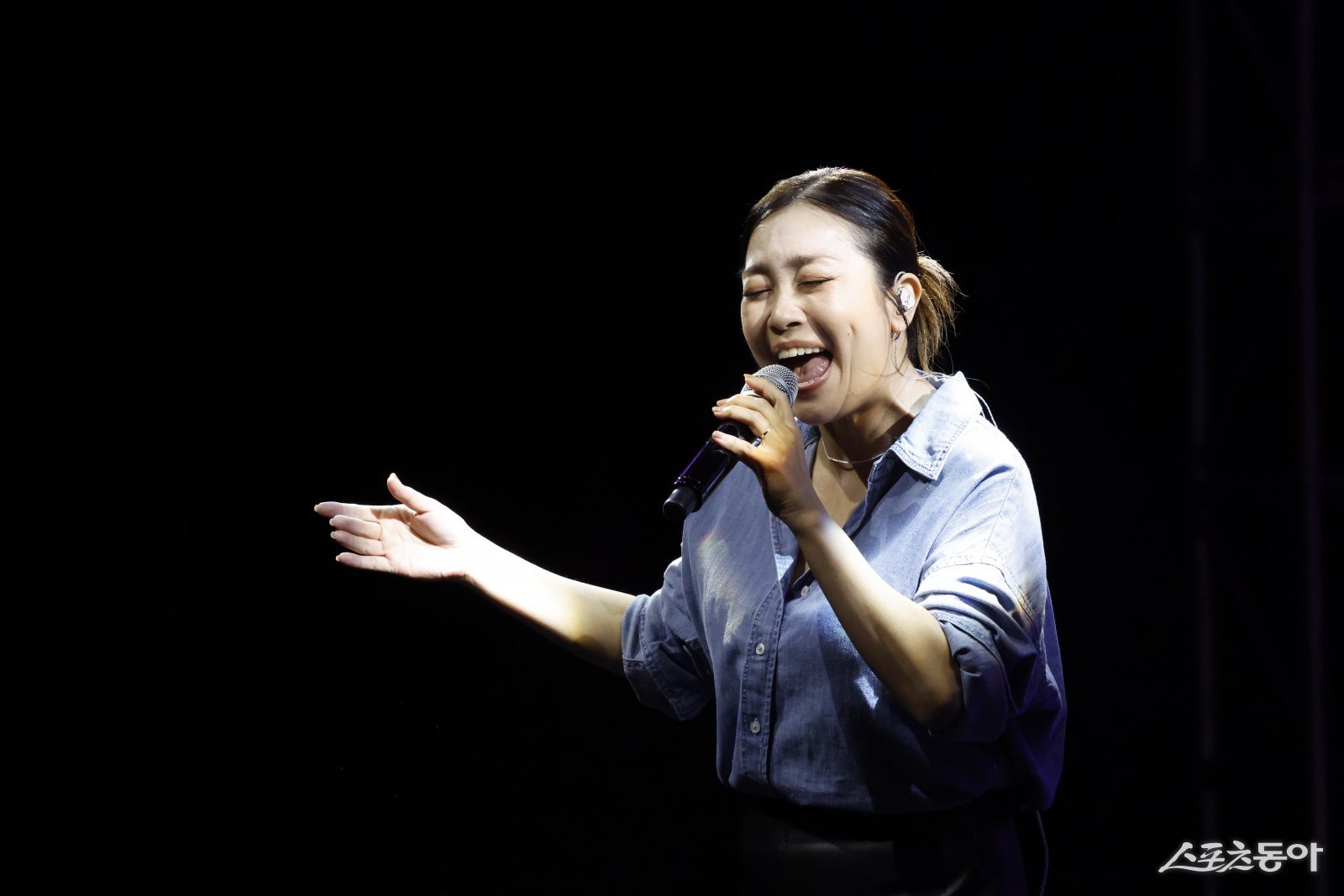 화성특례시(시장 정명근)는 지난 13일 향남 도원체육공원에서 열린 남부권 권역별 콘서트 가을 음악 산책이 시민들의 뜨거운 호응 속에 성황리에 막을 내렸다(가수 박정현이 열창하고 있다). 사진제공|화성시