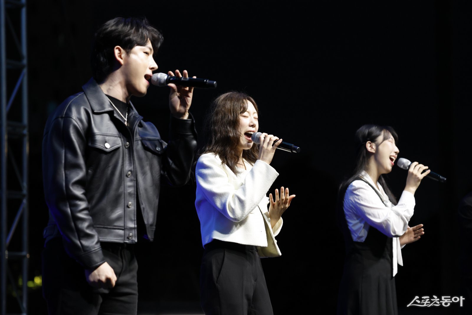 화성특례시(시장 정명근)는 지난 13일 향남 도원체육공원에서 열린 남부권 권역별 콘서트 가을 음악 산책이 시민들의 뜨거운 호응 속에 성황리에 막을 내렸다(위드싱어즈의 식전 무대 모습). 사진제공|화성시