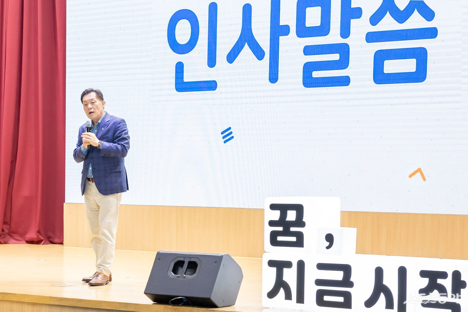 이재준 수원시장이 유튜버 ‘미미미누’와 함께한 진로특강에서 인사말을 하고 있다. 사진제공|수원시