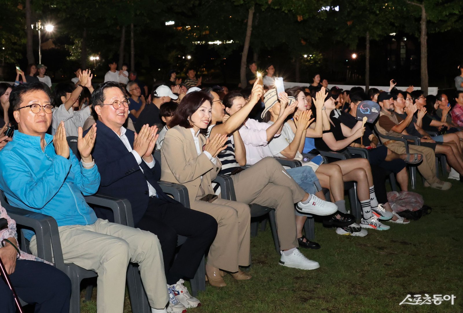 대전시는 지난 9월 13일 저녁 유성구 작은내수변공원에서 시민 1,500여 명이 참석한 가운데 ‘제3회 뮤직토크쇼’를 성황리에 개최했다. 사진제공|대전시