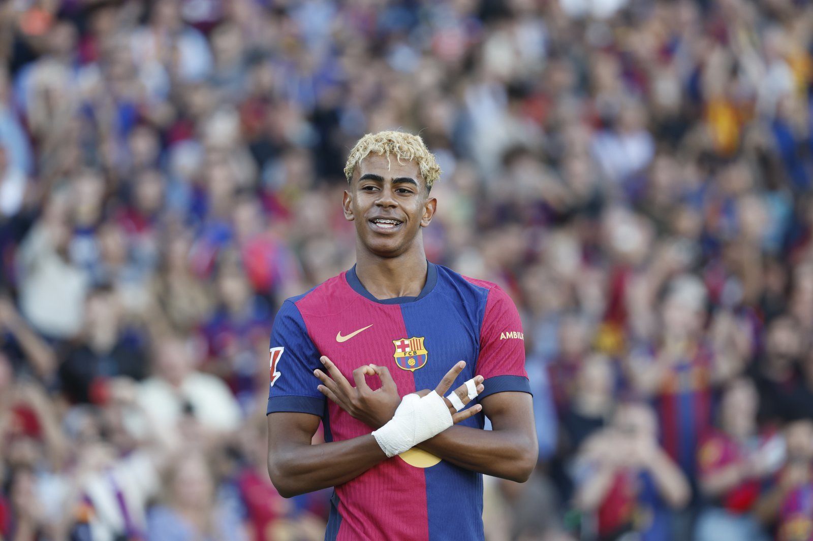 야말은 스페인축구대표팀에 차출된 뒤 사타구니 부상이 악화돼 소속팀 FC바르셀로나에서 훈련과 경기 출전을 하지 못하고 있다. 이와 관련해 스페인대표팀이 야말의 부상을 알고 있었고 바르셀로나를 속였다는 현지 보도가 나와 눈길을 모은다. AP뉴시스