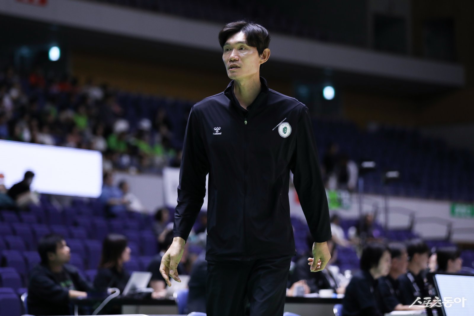 DB 김주성 감독이 14일 일본 홋카이도종합체육센터에서 열린 2025 레반가컵 경기 도중 작전을 지시하고 있다. 김 감독은 일본전지훈련에 만족감을 드러냄과 동시에 새 시즌 개막까지 보완해야 할 부분도 언급했다. 사진제공|점프볼