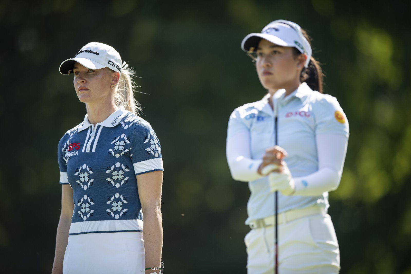 찰리 헐(왼쪽)이 15일(한국시간) 열린 크로거 퀸시티 챔피언십 최종 라운드에서 18번(파5) 홀 지노 티띠꾼의 4퍼트 보기에 힘입어 1타 차 우승을 거두고 시즌 첫 승을 수확했다. 티띠꾼의 샷을 지켜보고 있는 헐. 해밀턴타운십(미 오하이오주) | AP뉴시스