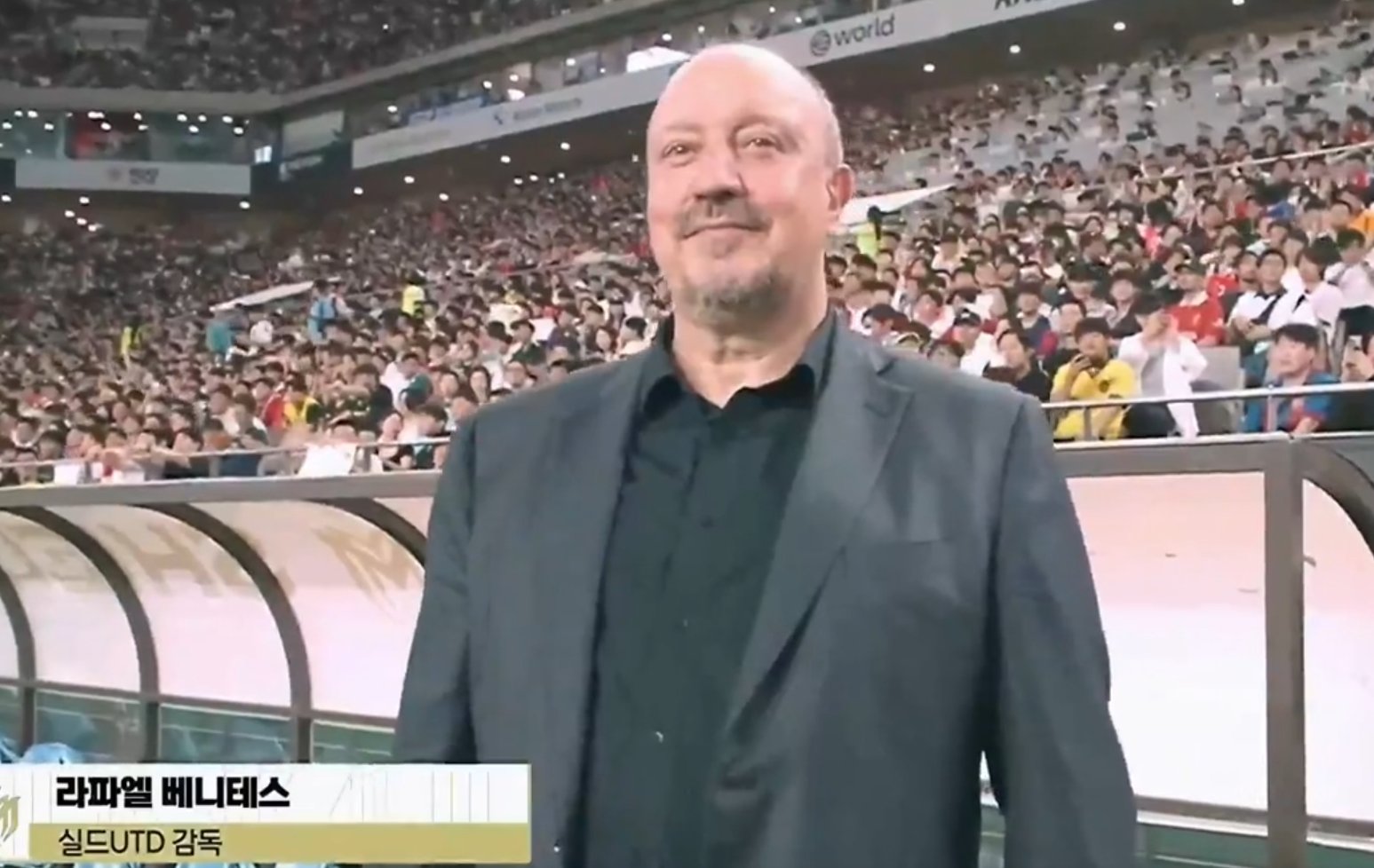 14일 서울월드컵경기장에서 열린 ‘2025 아이콘 매치: 창의 귀환, 반격의 시작’ 경기 전 경기장을 바라보는 라파엘 베티네스 감독. 사진출처｜중계화면 캡처