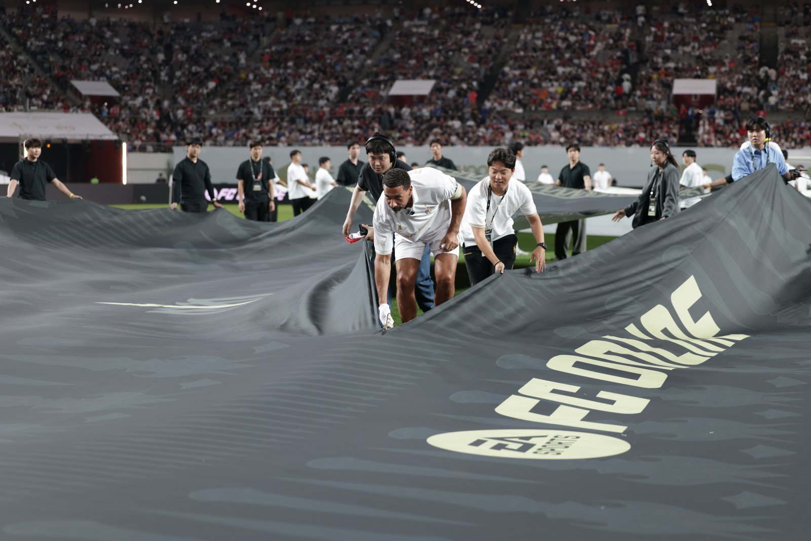 14일 서울월드컵경기장에서 열린 ‘2025 아이콘 매치: 창의 귀환, 반격의 시작’ 경기 후 FC스피어의 대형 현수막을 찢는 퍼포먼스를 펼치는 리오 퍼디낸드. 사진출처｜중계화면 캡처