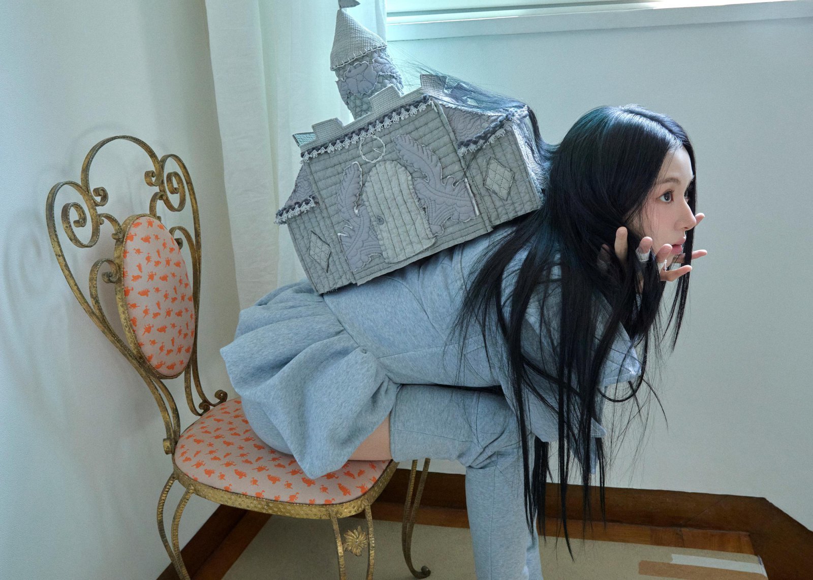 트와이스 채영이 첫 솔로 정규 1집 ‘LIL FANTASY vol.1’과 타이틀곡 ‘SHOOT (Firecracker)’로 글로벌 차트를 휩쓸며 솔로 아티스트로서 새로운 도약을 알렸다. 사진제공 | JYP 엔터테인먼트