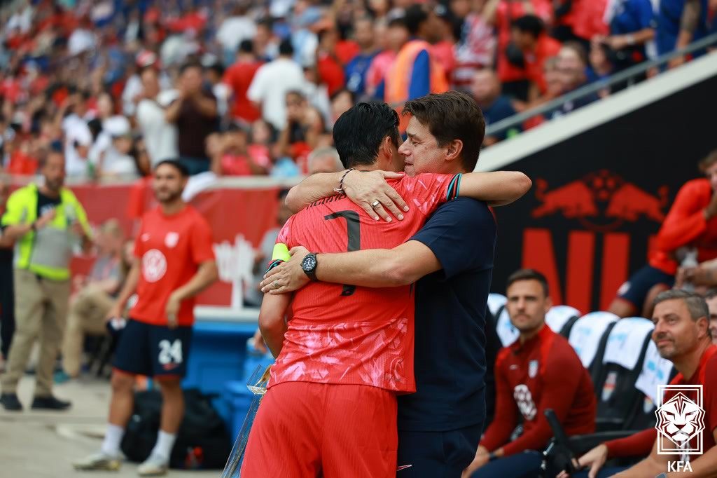 마우리시오 포체티노 미국 감독(오른쪽)과 손흥민이 7일(한국시간) 뉴저지주 해리슨 스포츠 일러스트레이티드스타디움에서 열린 미국-한국전 직전 포옹하고 있다. 사진제공｜대한축구협회