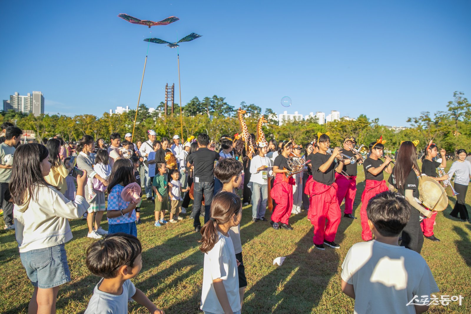 지난 2024년 제8회 부산시민공원 거리예술축제에 참여한 시민들 모습. (사진제공=부산시설공단)