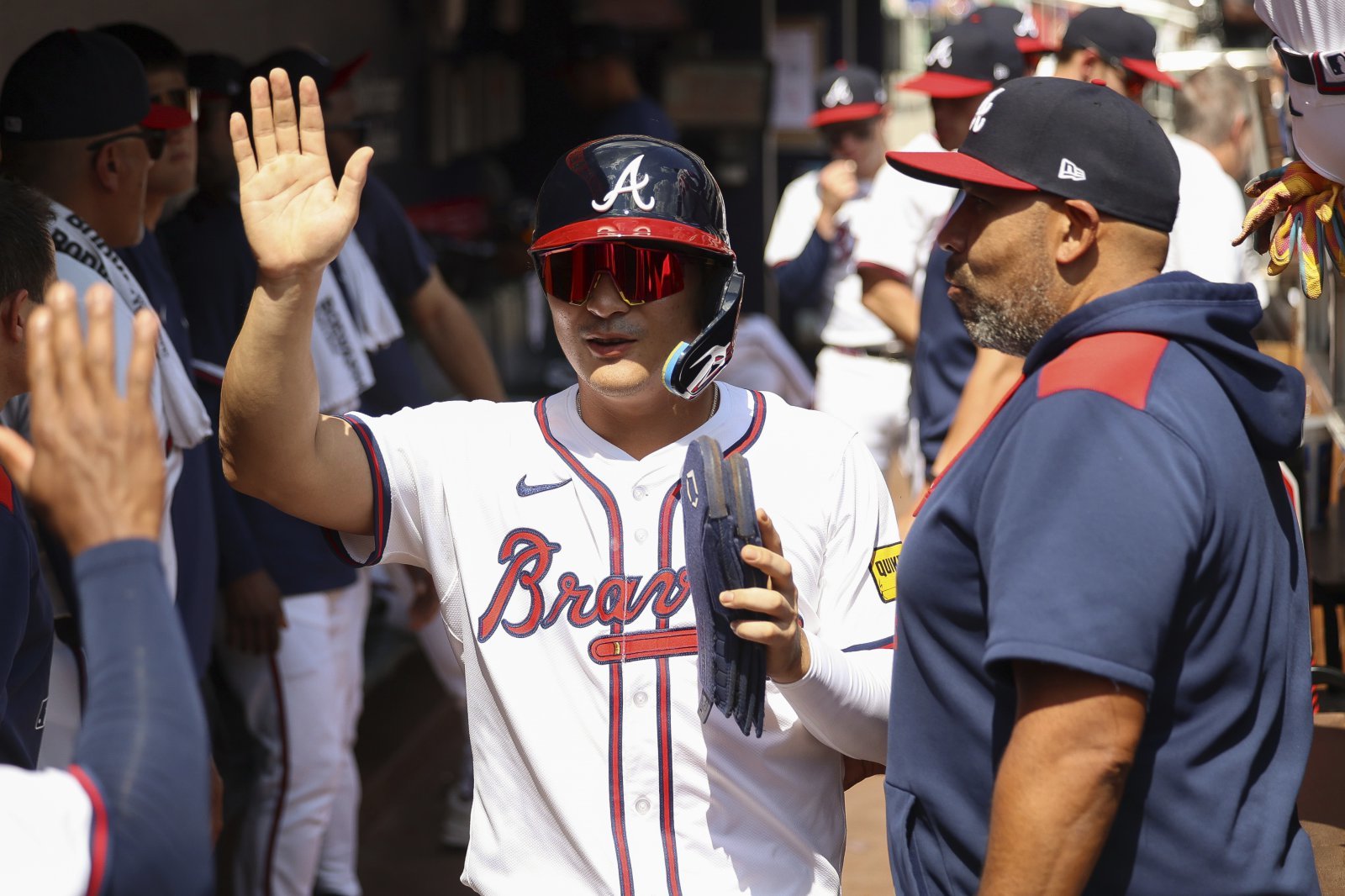 애틀랜타 김하성(가운데)이 15일(한국시간) 트루이스트파크에서 열린 휴스턴과 홈경기에서 2회말 득점 후 기뻐하고 있다. 김하성은 이날 올 시즌 첫 3안타 경기를 펼치며 타격감을 끌어올렸다. 애틀랜타(미 조지아주)ㅣAP뉴시스