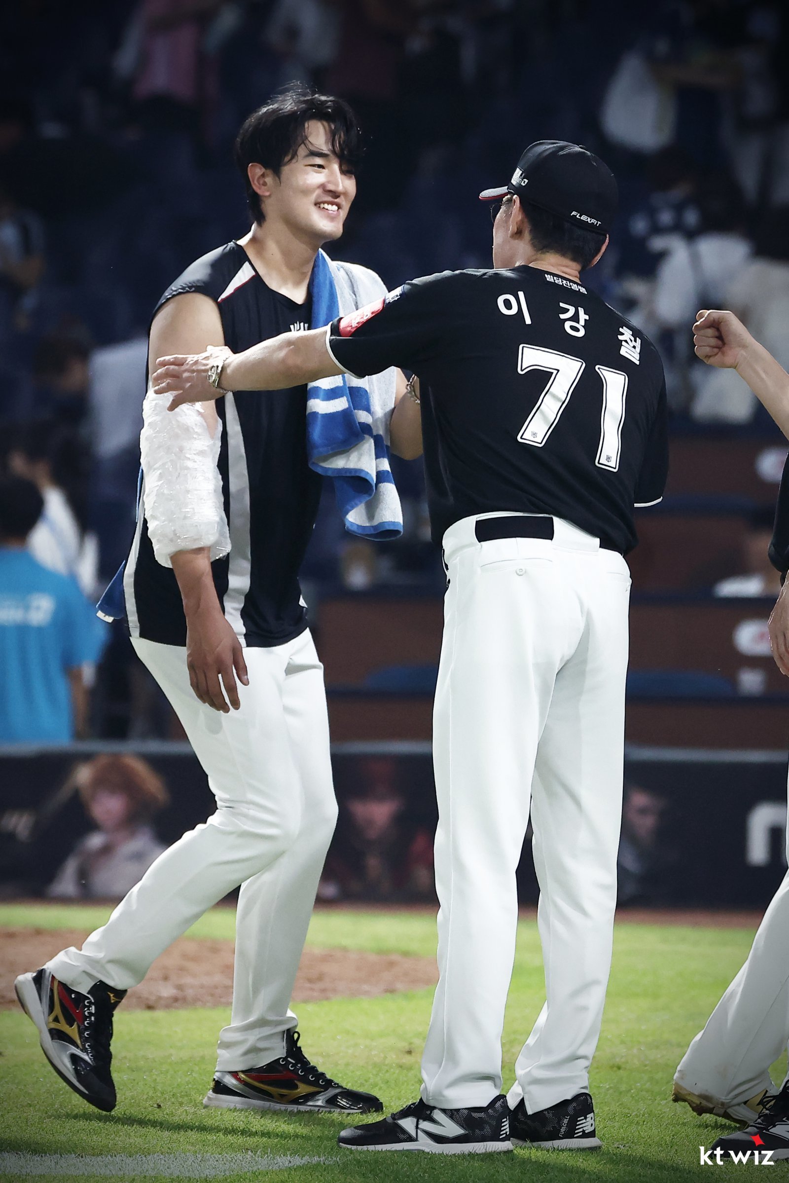 이강철 KT 감독(오른쪽)이 투구를 마친 에이스 고영표를 격려하고 있다. 사진제공｜KT 위즈