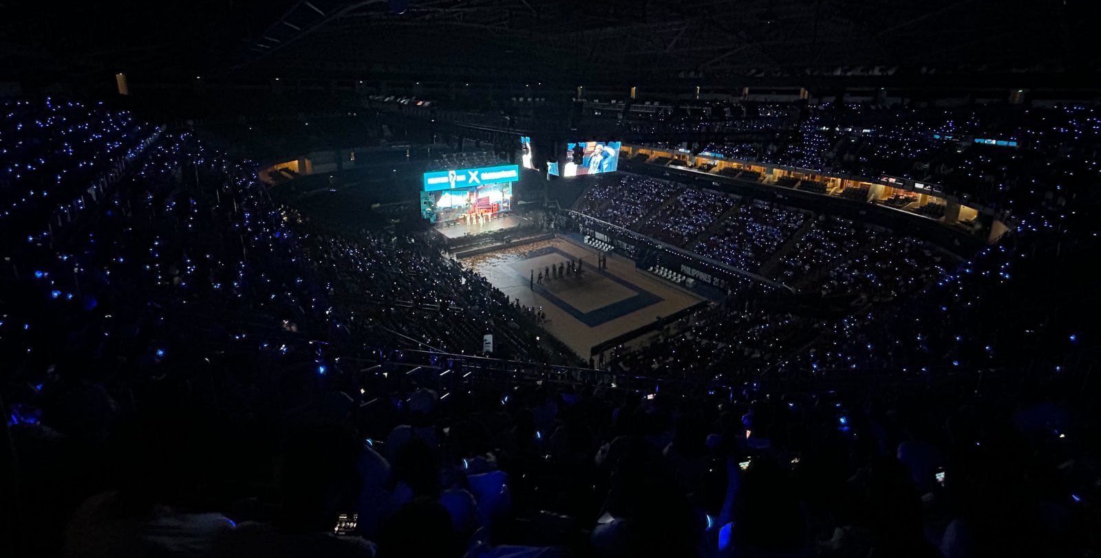 2025 세계남자배구선수권대회 개막식 현장의 관객석에서 빛나고 있는 하이브 응원밴드 불빛. 사진제공 | 하이브