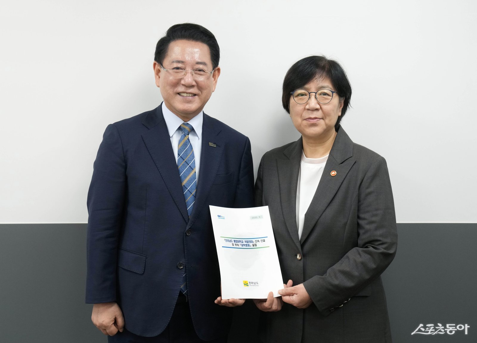 김영록 전라남도지사가 15일 오전 정부서울청사에서 정은경 보건복지부 장관과 면담을 갖고 전남 국립의대 설립 등 전남도 핵심 사업 해결을 위한 건의 및 협조를 요청했다. 사진제공=전남도