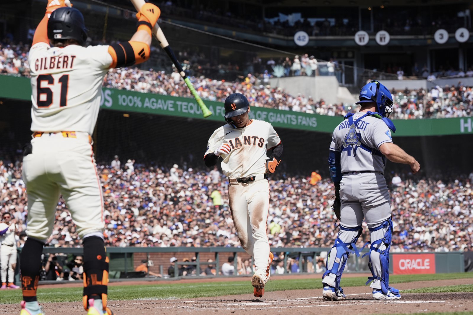 이정후(가운데)가 15일(한국시간) 다저스와 홈경기에 5번타자 중견수로 선발출전해 2회말 1-1 동점을 만드는 득점을 올리고 있다. 이정후는 이날 3타수 무안타 1득점을 기록했다. 샌프란시스코(미 캘리포니아주)|AP뉴시스