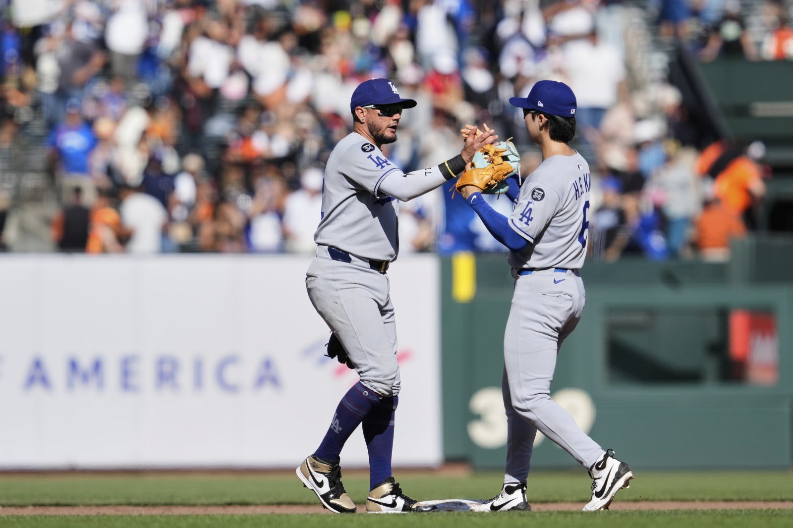 다저스 김혜성(오른쪽)이 15일(한국시간) 샌프란시스코와 원정경기에서 팀의 10-2 승리가 확정된 뒤 팀 동료 미겔 로하스와 세리머니를 하고 있다. 샌프란시스코(미 캘리포니아주)|AP뉴시스