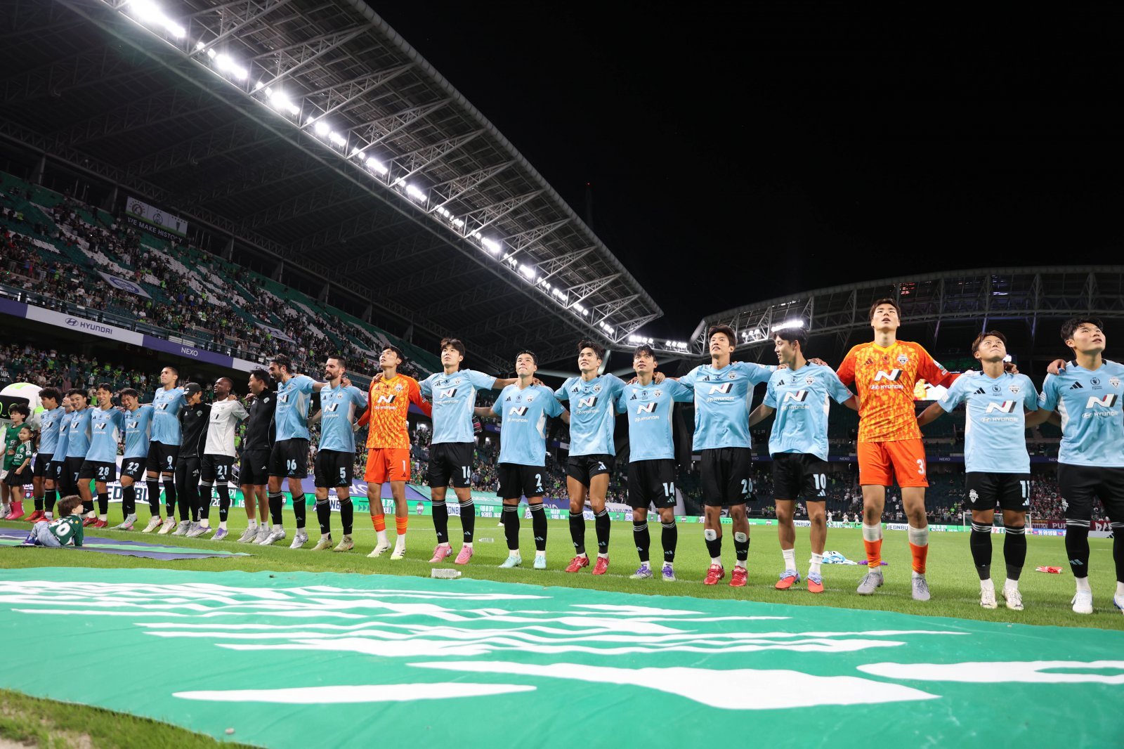 전북 선수들이 13일 전주월드컵경기장에서 열린 대전하나시티즌과 K리그1 홈경기를 승리한 뒤 홈팬들과 기쁨을 나누고 있다. 사진제공｜한국프로축구연맹