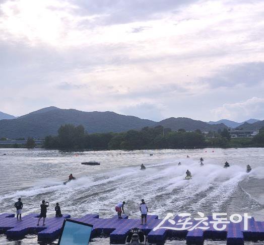 2025 의성 전국 제트스키 동호인 대회에서 선수들이 경합하고 있는 모습. 사진제공ㅣ의성군