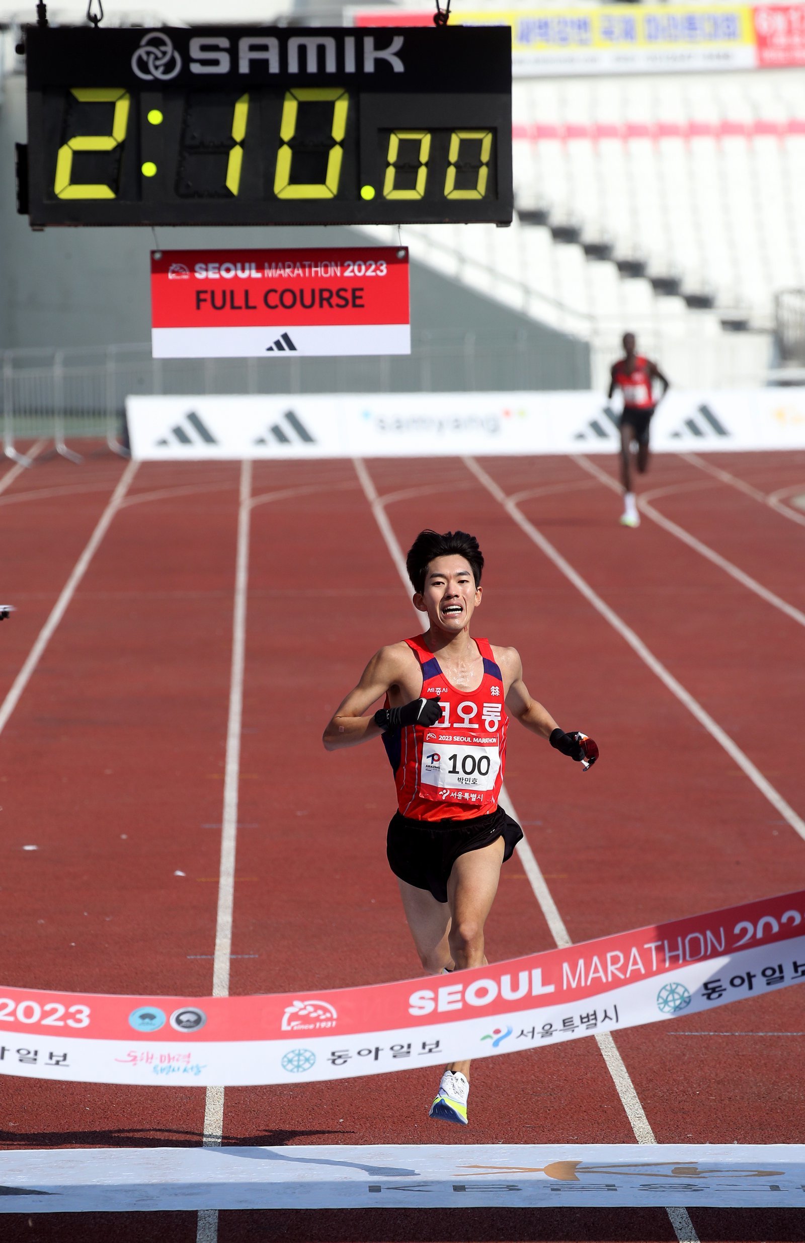한국마라톤이 세계육상선수권에서도 세계의 높은 벽을 절감했다. 유일한 남자마라톤 출전자인 박민호가 15일 일본 도쿄 국립경기장 일원에서 열린 대회 3일째 남자마라톤 결선에서 완주에 실패했다. 스포츠동아DB