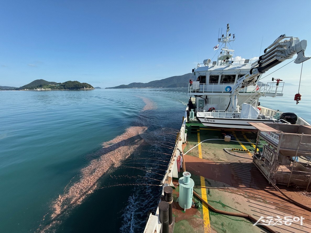 완도군이 최근 청정12호 적조 방제 황토 살포 작업을 진행하고 있는 모습. 사진제공=완도군