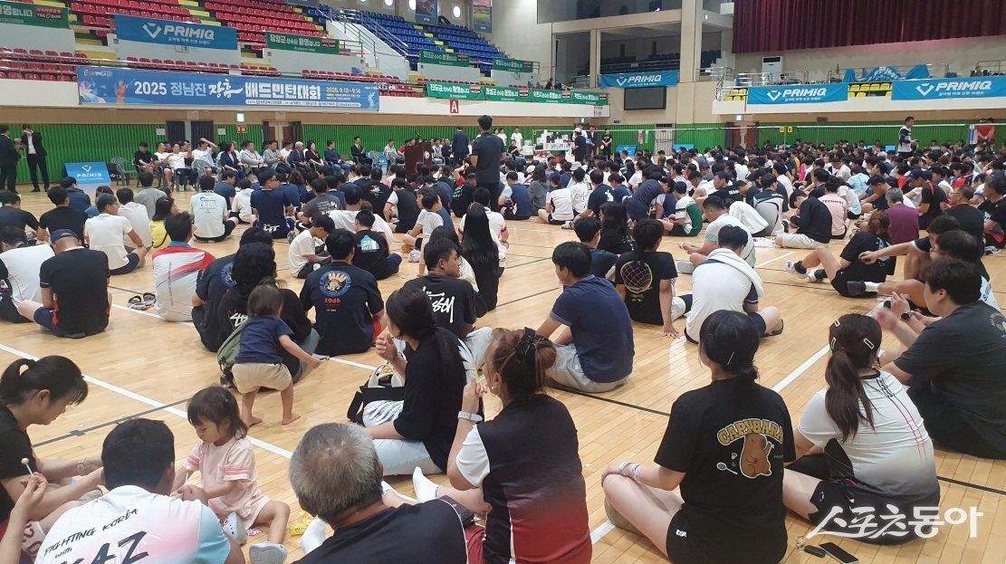 지난 13일부터 14일까지 2일간 장흥실내체육관에서 열린 ‘2025 정남진 장흥 배드민턴대회’. 사진제공=장흥군