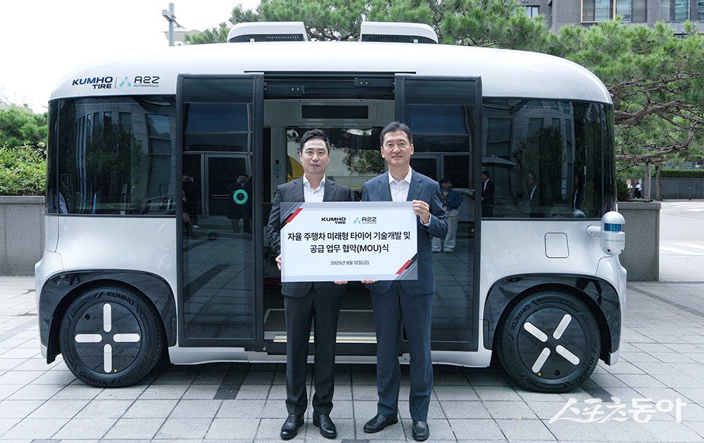 에이투지의 자율주행차 ‘로이(ROii) 앞에서 금호타이어 정일택 사장(오른쪽)과 에이투지 한지형 대표(왼쪽)가 포즈를 취하고 있다. 사진제공|금호타이어