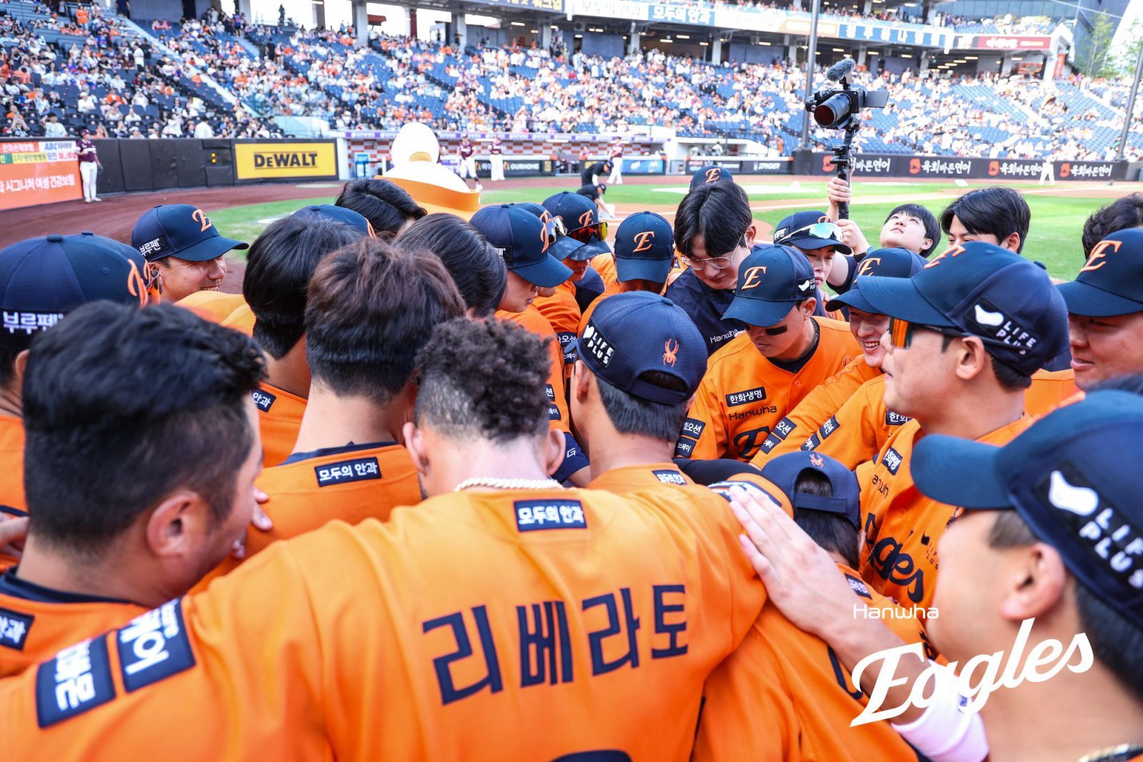 한화는 이달 13일 대전 키움과 홈경기에서 승리하며 2018시즌 이후 7년 만에 가을야구 진출을 확정했다. 김경문 감독은 팬들에게 포스트시즌을 선보일 수 있다는 기쁜 마음을 감추지 못했다. 사진제공｜한화 이글스