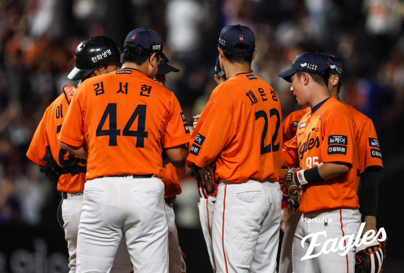 한화는 이달 13일 대전 키움과 홈경기에서 승리하며 2018시즌 이후 7년 만에 가을야구 진출을 확정했다. 김경문 감독은 팬들에게 포스트시즌을 선보일 수 있다는 기쁜 마음을 감추지 못했다. 사진제공｜한화 이글스