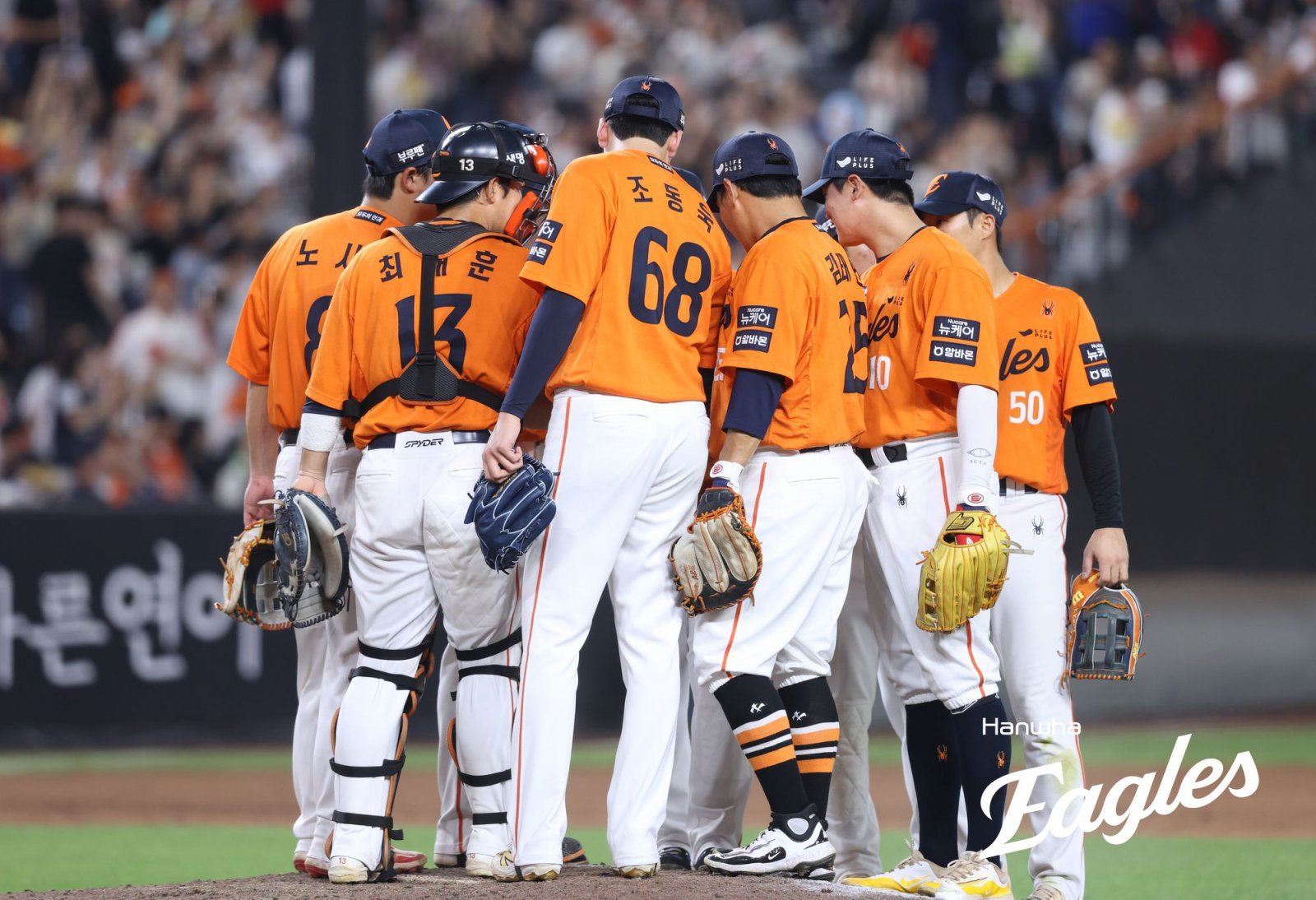 한화는 이달 13일 대전 키움과 홈경기에서 승리하며 2018시즌 이후 7년 만에 가을야구 진출을 확정했다. 김경문 감독은 팬들에게 포스트시즌을 선보일 수 있다는 기쁜 마음을 감추지 못했다. 사진제공｜한화 이글스