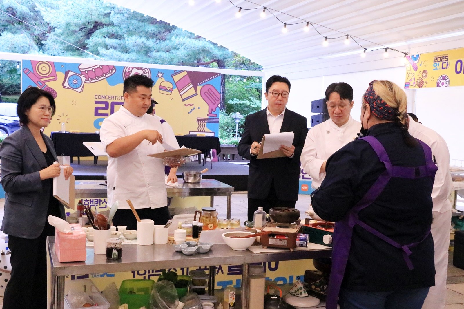 강원랜드, ‘지역맛집 경연대회’에 참가한 이원일 셰프가 음식 평가하고 있다