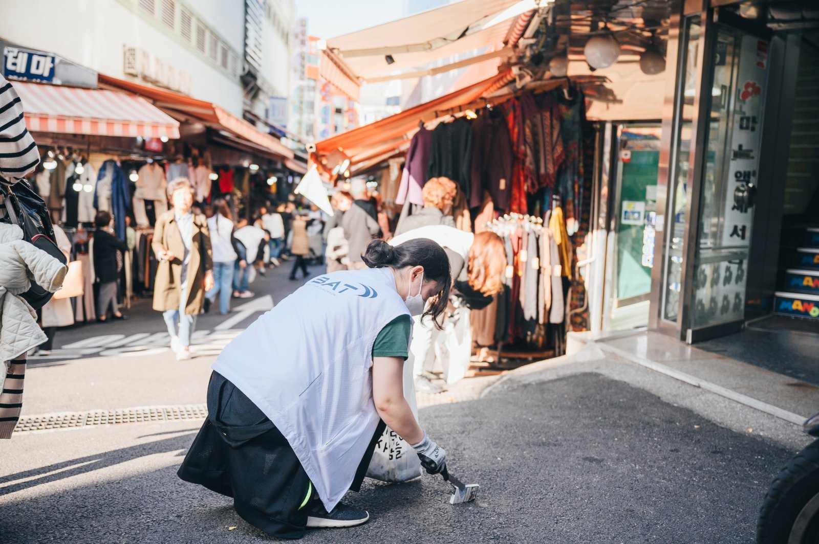 BAT로스만스 임직원이 전통시장 인근에서 플로깅 활동을 하고 있다