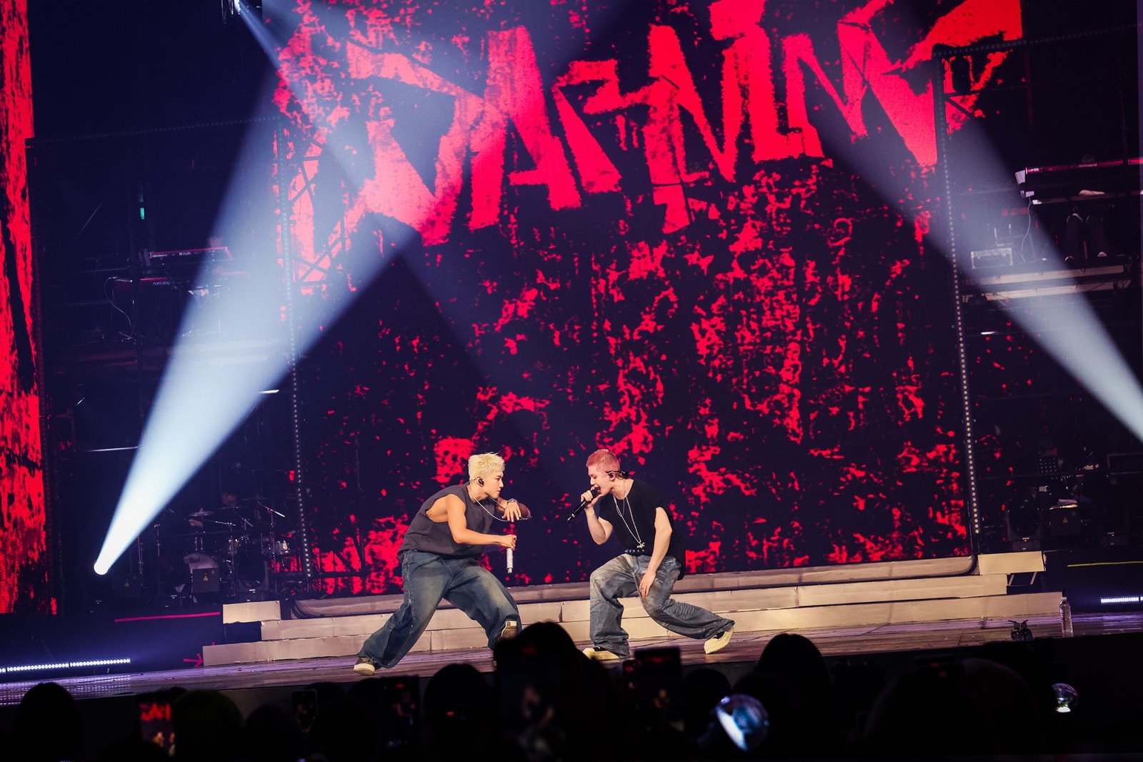 세븐틴의 최강 듀오 우지와 호시가 15일과 16일 각각 국가의 부름을 받고 나란히 입대하며 세븐틴의 ‘군백기’가 본격화 됐다. 사진제공 | 플레디스 엔터테인먼트