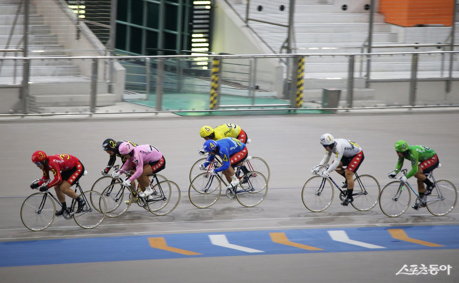 광명스피돔에서 특선급 경주를 펼치고 있는 선수들. 사진제공 | 국민체육진흥공단