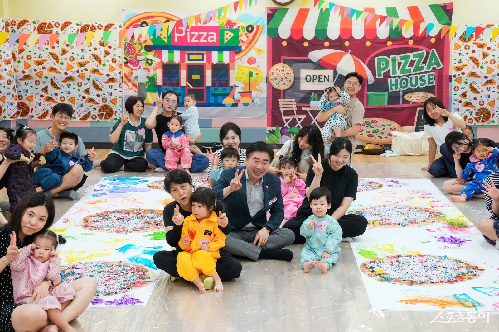 김영욱 부산진구청장(앞쪽 가운데)이 지난 10일 부산진구 육아종합지원센터 3층 강당에서 열린 ‘아트키움 퍼포먼스 미술’ 특강에 일일수강생으로 참여한 가운데 아이들과 기념촬영을 하고 있다. (사진제공=부산진구)