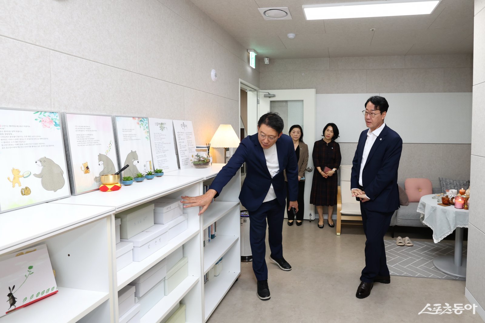 정명근 화성특례시장이 이전한 자살예방센터 현장 둘러보고 있다. 사진제공｜화성시