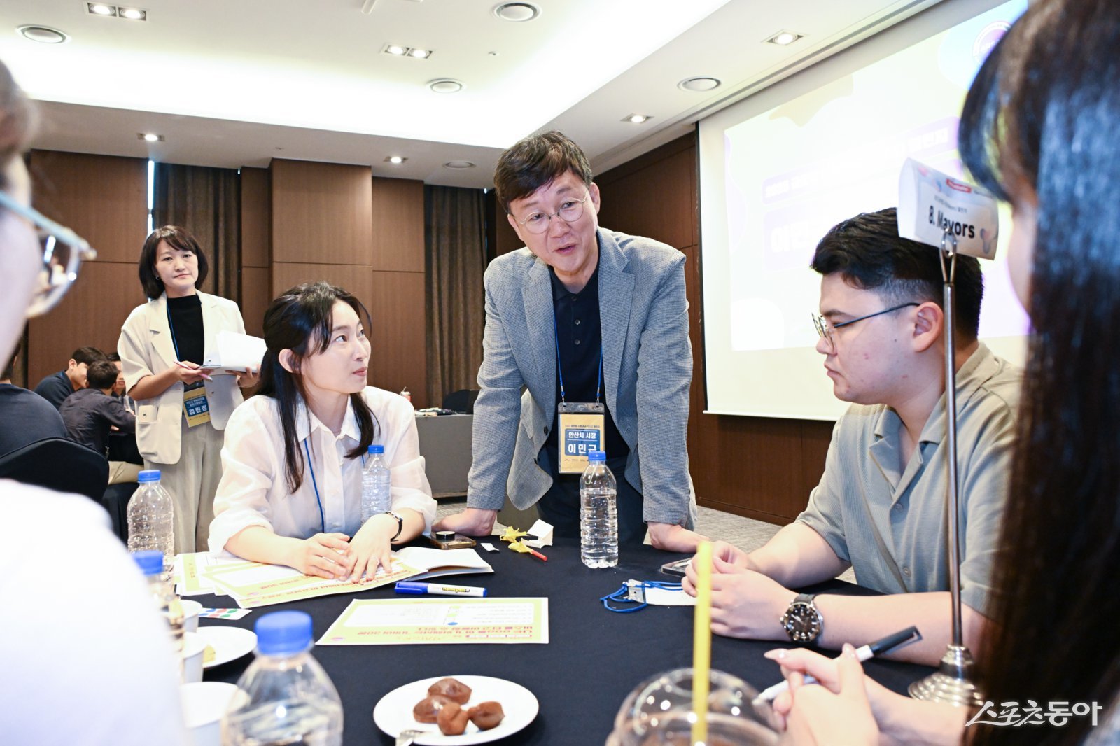 이민근 안산시장이 ‘2025 글로벌 시장(Mayors) 챌린지’ 혁신 아이디어 워크숍에서 팀별 테이블을 돌아보며 청년들과 의견을 나누고 있다. 사진제공｜안산시
