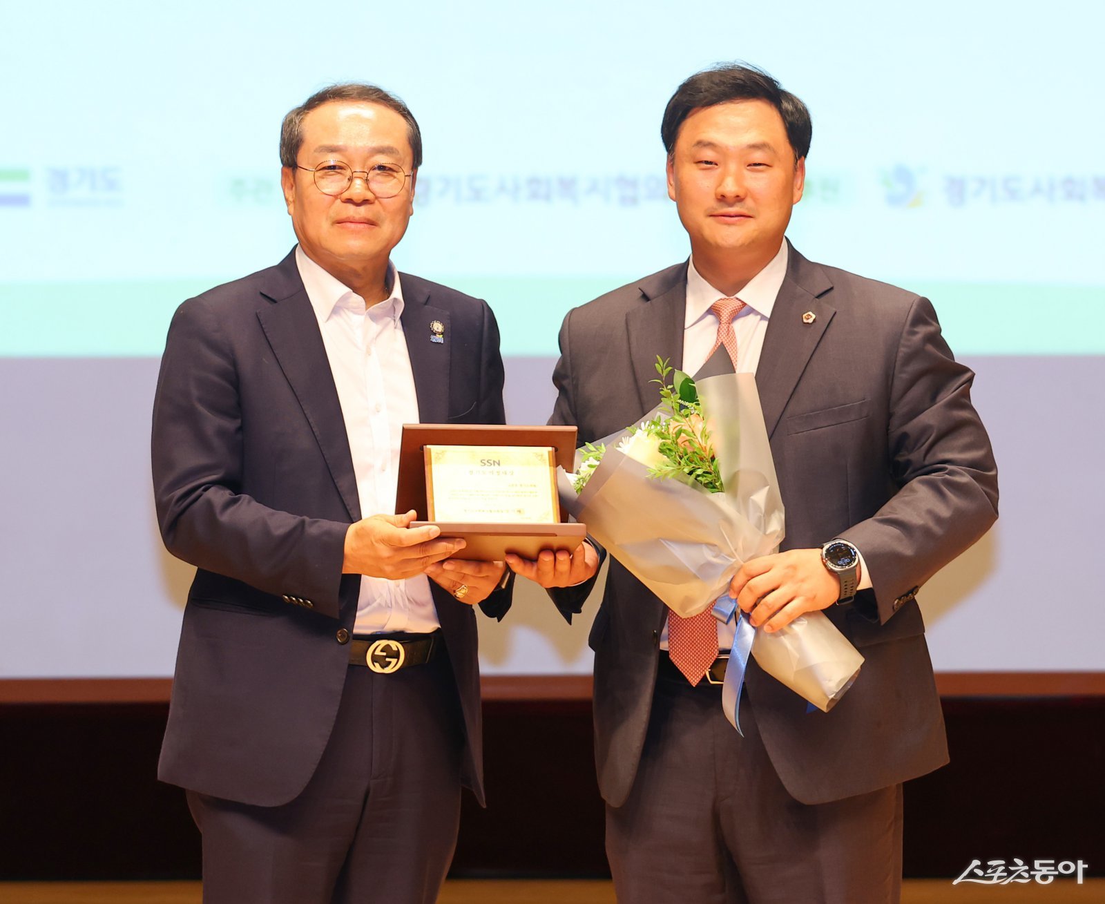 경기도의회 보건복지위원회 부위원장인 고준호 의원(국민의힘, 파주1)이 15일 경기도경제과학진흥원 경기홀에서 열린 제26회 사회복지의 날 기념행사에서 ‘경기의정대상’ 감사패를 수상했다(오른쪽 고준호 의원). 사진제공｜고준호 의원
