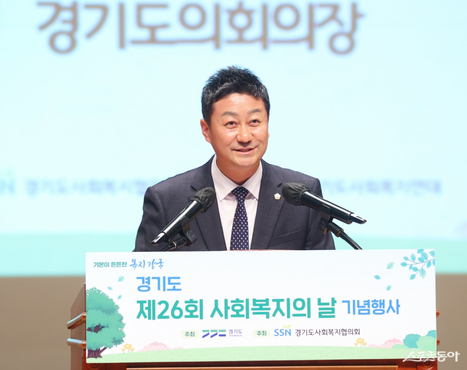 김진경 경기도의회 의장(더불어민주당·시흥3)은 15일 오후 경기도경제과학진흥원에서 열린 제26회 사회복지의 날 기념식에 참석해 헌신하는 사회복지인들에게 감사를 전하고 적극적인 지원 의지를 밝혔다. 사진제공|경기도의회