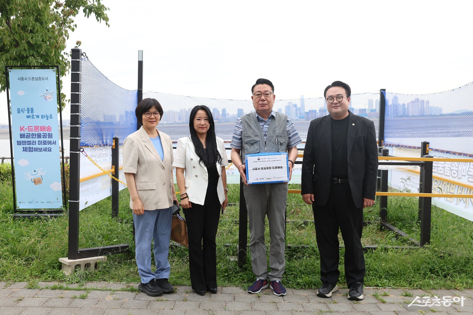 경기 시흥시의회 자치행정위원회(위원장 이봉관)는 지난 12일 시흥드론교육센터 내 ‘시흥시드론배송센터’와 배송 거점 중 하나인 배곧 한울공원 ‘헬렌켈러의 미로’를 방문해 드론배송 시연과 추진 현황을 확인했다. 사진제공|시흥시의회