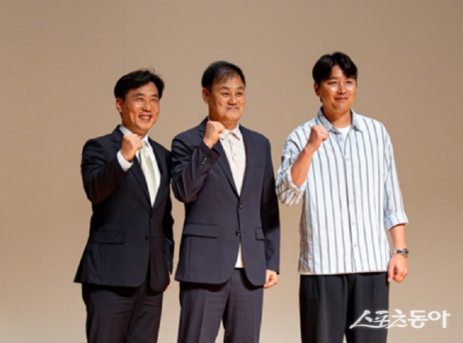 용인시 시민프로축구단이 오는 9월 27일 미르스타디움에서 열리는 ‘용인시민의 날(조아용 페스티벌)’ 행사에 참여해 시민들과 직접 소통하며 다채로운 프로그램을 선보인다(김진형, 최윤겸,이동국 화이팅 모습). 사진제공|용인시 시민프로축구단