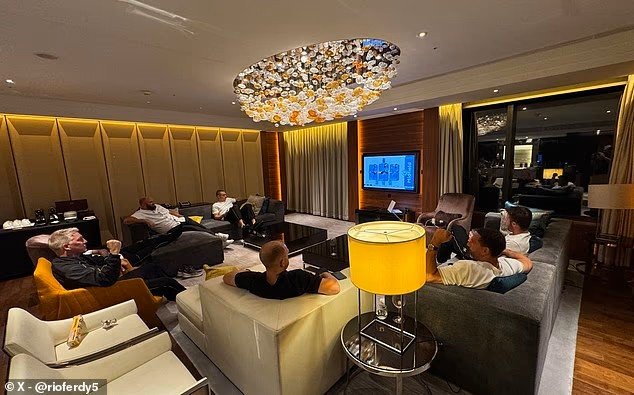 리오 퍼디낸드를 비롯한 맨체스터 유나이티드의 영웅들이 서울의 한 호텔에 모여 15일(한국시간) 맨체스터 에티하드 스타디움에서 열린 맨체스터시티와 EPL 4라운드 ‘맨체스터 더비’를 시청하고 있다. 사진출처｜리오 퍼디낸드 SNS